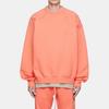 Fear of God Essentials Sudadera de forro polar con cuello redondo y estampado de logo, unisex, color coral FOG-FW22-259