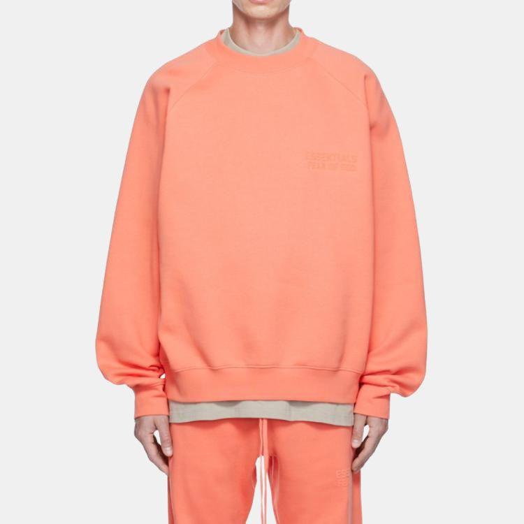 Fear of God Essentials Sudadera de forro polar con cuello redondo y estampado de logo, unisex, color coral FOG-FW22-259