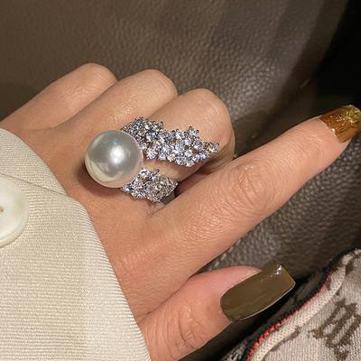 Huitan Wunderschöner, anmutiger Fingerring aus Kunstperlen für Damen, Hochzeitsschmuck mit brillanten Zirkonia-Luxusaccessoires
