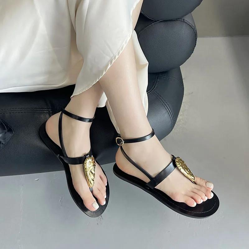 Fashion Fashion Metal Decoration Flat Sandals Women Luxury Designer Ankle Strap Flip Flops Summer Light Comfortable Slippers Sandalias
