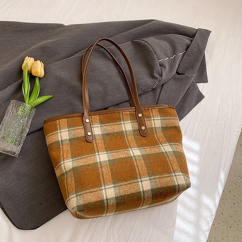 Stylish And Spacious Women's Shoulder Bag In Trendy Wool Fabric For Everyday Use