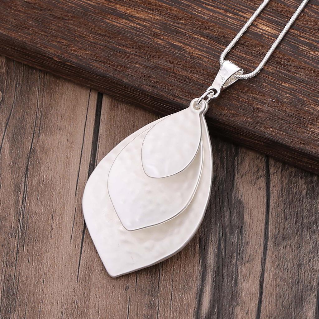 New Multi-layer Geometric Leaf Pendant, Fashionable and Simple Women's High-end Leaf Snake Bone Chain Long Necklace