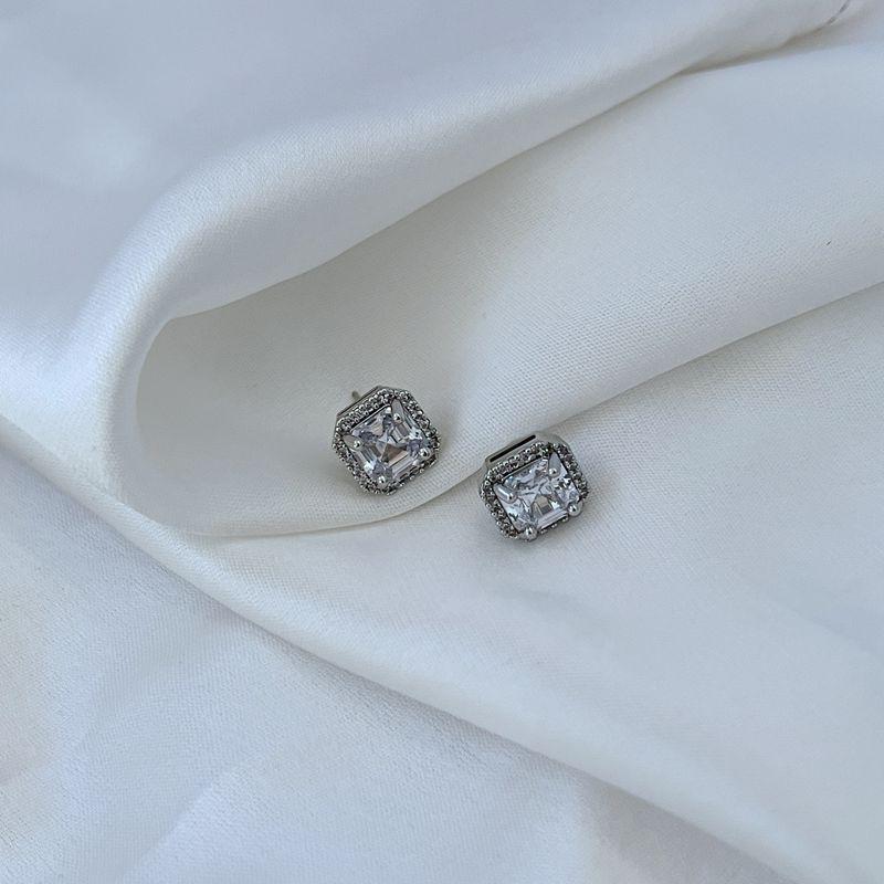 

Маленькие милые серьги-пусеты с цирконами – Шикарный и блестящий дизайн платиновый