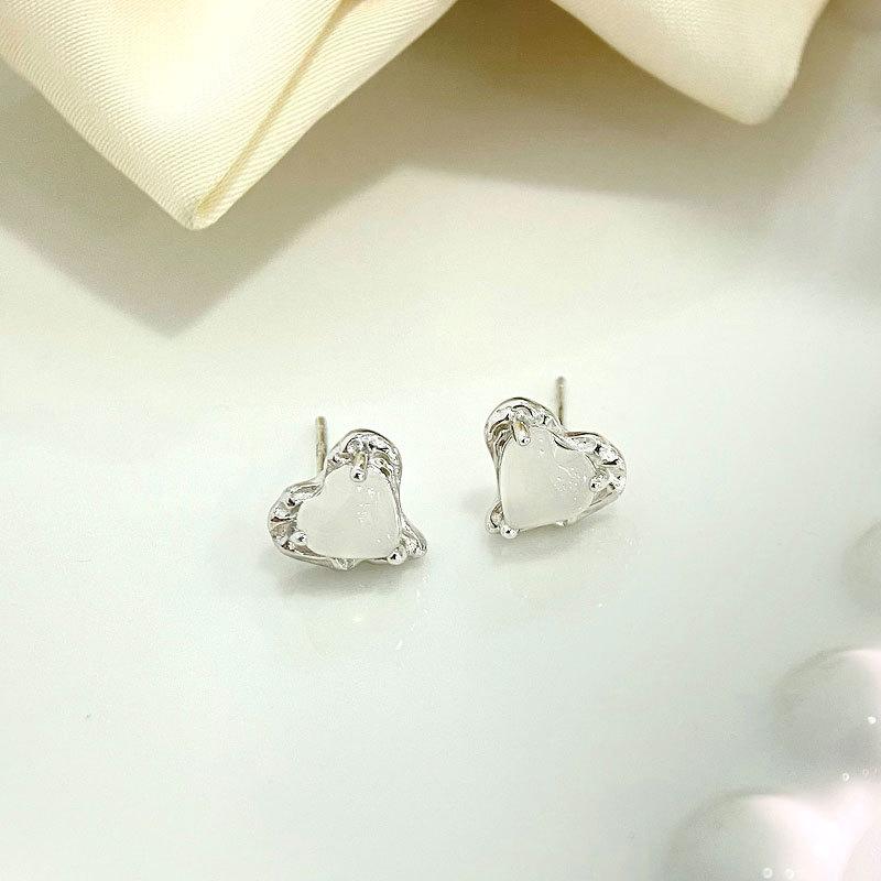 

Серьги в форме сердца из белого халцедона и лавы, изысканные, легкие, роскошные, высокого класса, на осень и зиму