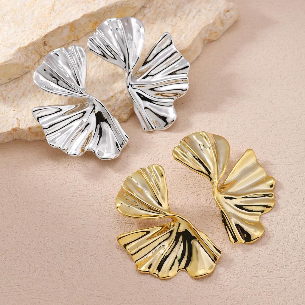 European & American Retro Irregular Leaf Earrings: Light Luxury, High-End, Fashionable Studs with Personality.