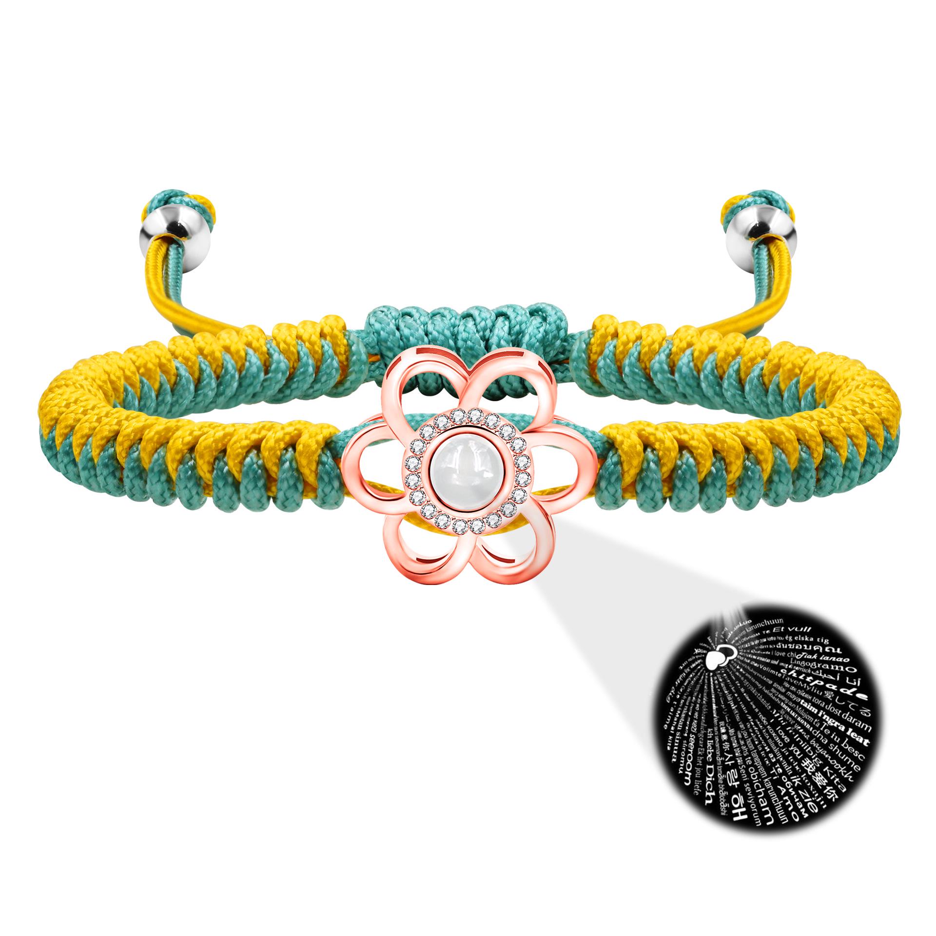 

Регулируемый плетеный браслет ручной работы с проекцией цветка на 100 языках золотой/зелёный