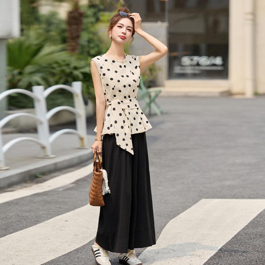 

Комплект из двух предметов: футболка с круглым вырезом, жилет на шнуровке с принтом в горошек + прямые брюки палаццо. Женский летний новый комплект XXL