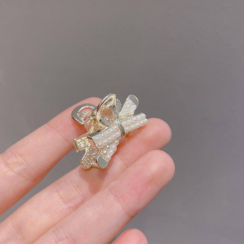 Agrafă de păr coreeană cu fundă dulce din perle: Clips Metalic Elegant & Accesoriu de Păr Minimalist pentru Femei