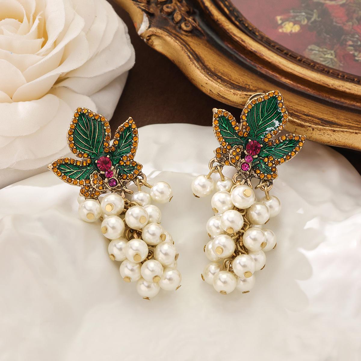 Серьги в средневековом стиле с зелеными листьями, украшенные бриллиантами, фиолетовыми драгоценными камнями и гроздьями винограда зелёный