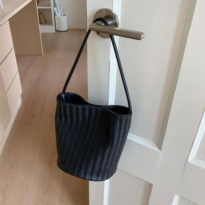 

Popular bags women s new summer versatile shoulder bags casual woven bucket bags чорний
