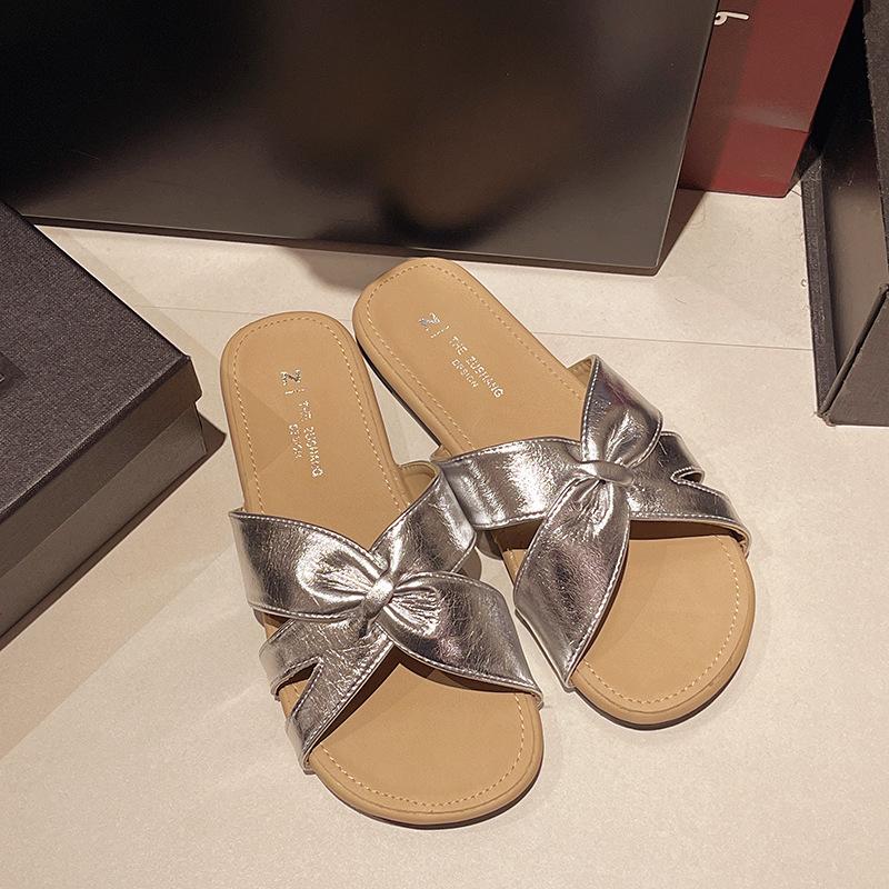 Silver High-end Fashion Slippers Women's Outerwear 2025 Summer New Non-slip Flat Bottom Cross Word Beach Sandals