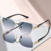 2026 Unisex randlose quadratische Sonnenbrille – Schwarze Gläser, Luxe Goldketten-Akzente, Schlanke schwarze Bügel, Stilvoller bequemer Sitz für