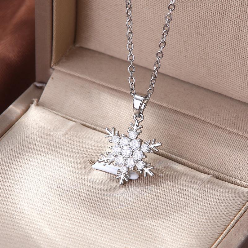 Korean Trendy Snowflake Diamond Necklace - Titanium Steel, Rotatable Clavicle Chain, Elegant Pendant for Women