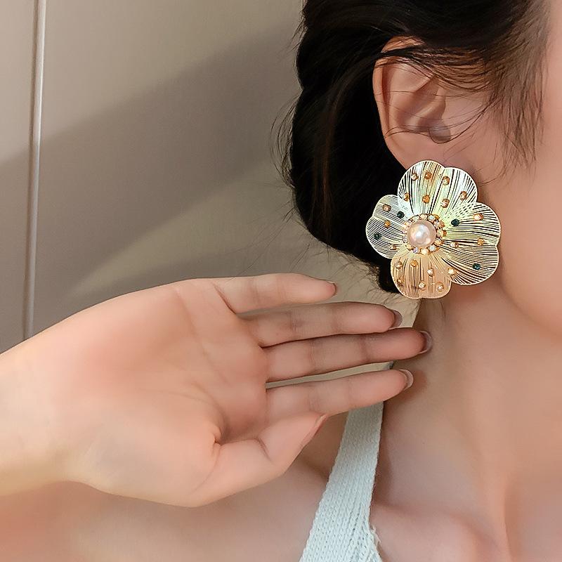 

Изысканные и блестящие серьги, модные и утрированные, атмосферные серьги, банкетная легкая роскошь и серьги высокого класса.