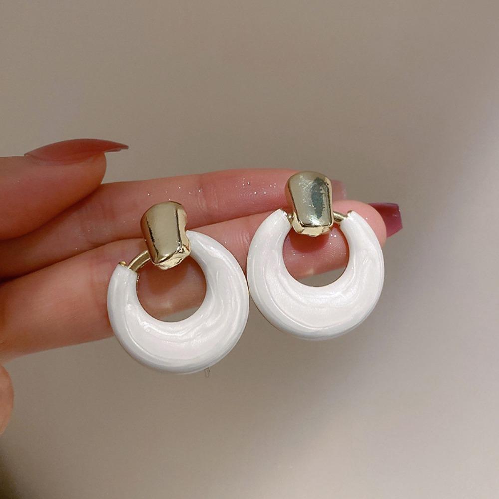 Silver Needle Retro Flower Pearl Earrings French Niche Stud Earrings Light Luxury High-end Earrings Women