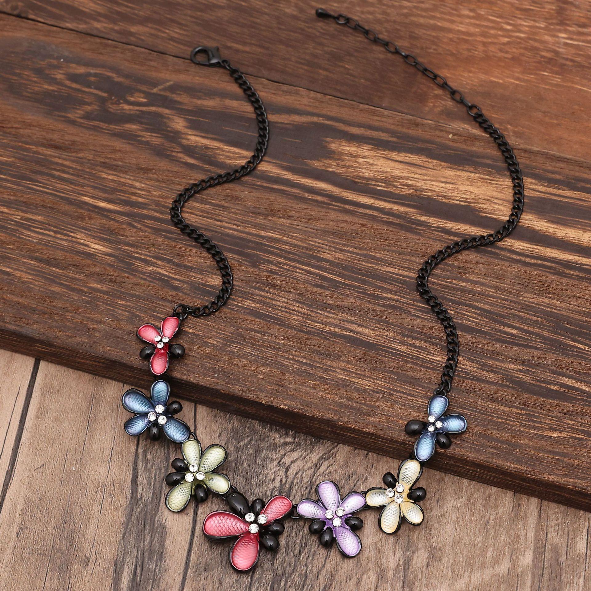 

Geometric hollow color coated flower blackened necklace, fashionable and high-end women s versatile necklace