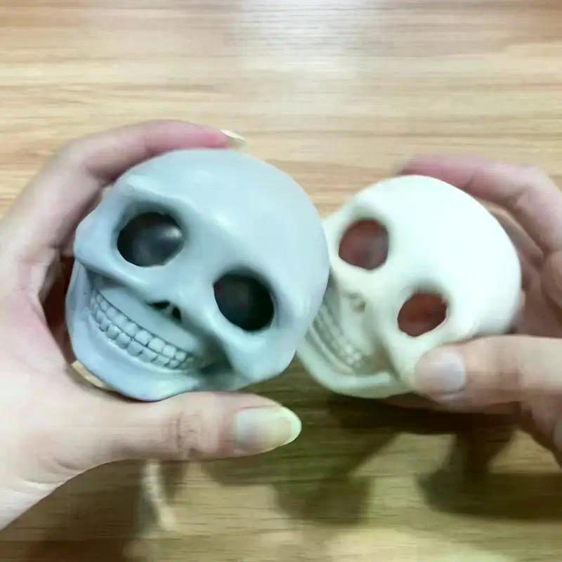 Squeezable Skull Shape Decompression Toy, Creative Halloween Toy, Blood and Magnets, Set of 1/2