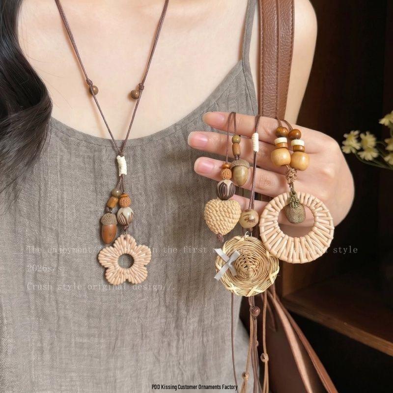 Wood Rhyme Leisure Wind: Summer Bohemian Wooden Necklace - New Chinese Style Clavicle Chain for Women, Retro Holiday Accessory.