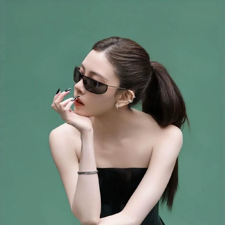 Song Yanfei large frame curved one-piece sunglasses female old money wind street shot YK Spice Girl anti-ultraviolet sunglasses