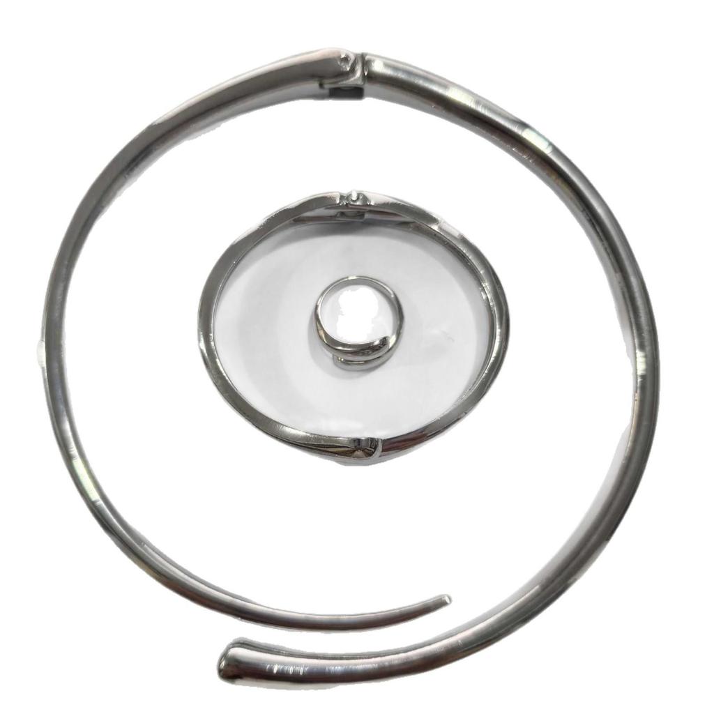 Ensemble de bijoux géométriques en métal chic: Bague, Collier Ras-du-cou et Bracelet pour Femme