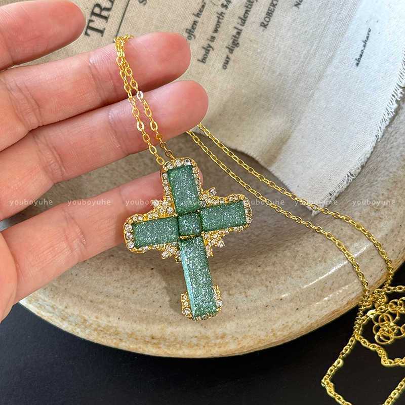 

Ожерелье из смолы с крестом из циркона, простой темперамент, высококлассная цепочка для ключицы, нишевые легкие роскошные универсальные украшения для женщин