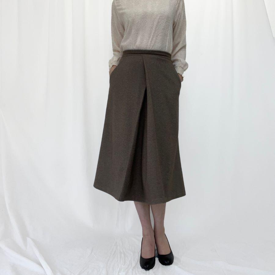 Olgangdijainseutyudio Long Diagonal Pleated Skirt