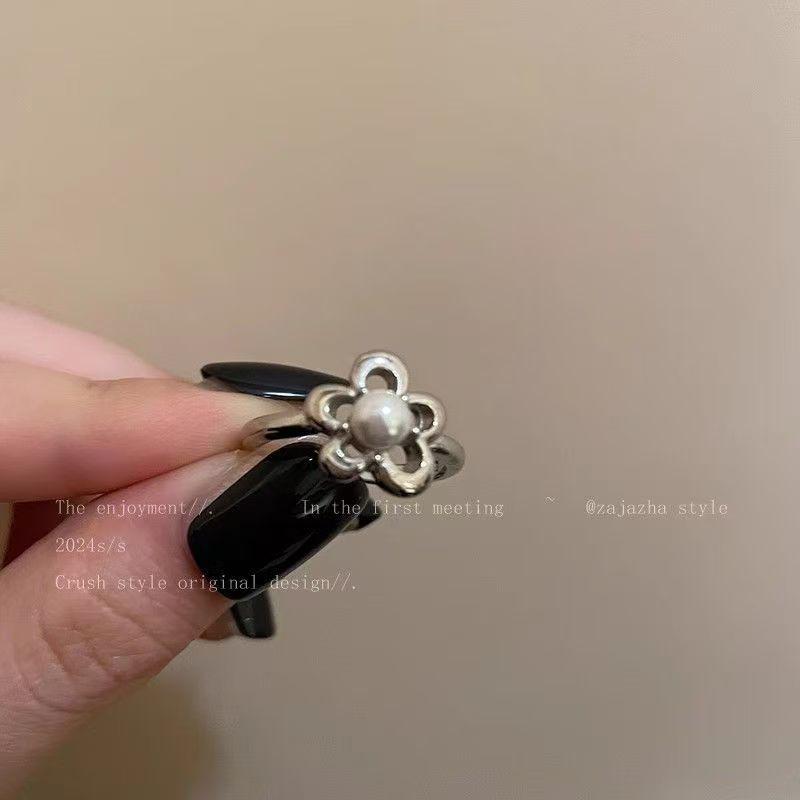 Black Glazed Vintage Floral Open Ring for Women – Elegant Statement Piece