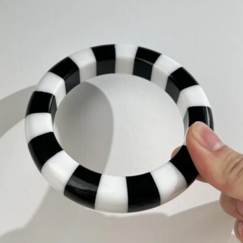 

Color-Blocked Striped Resin Bracelet Minimalist Dopamine-Hunting Girl Color Palette Stylish Charm Women s Layered Jewelry