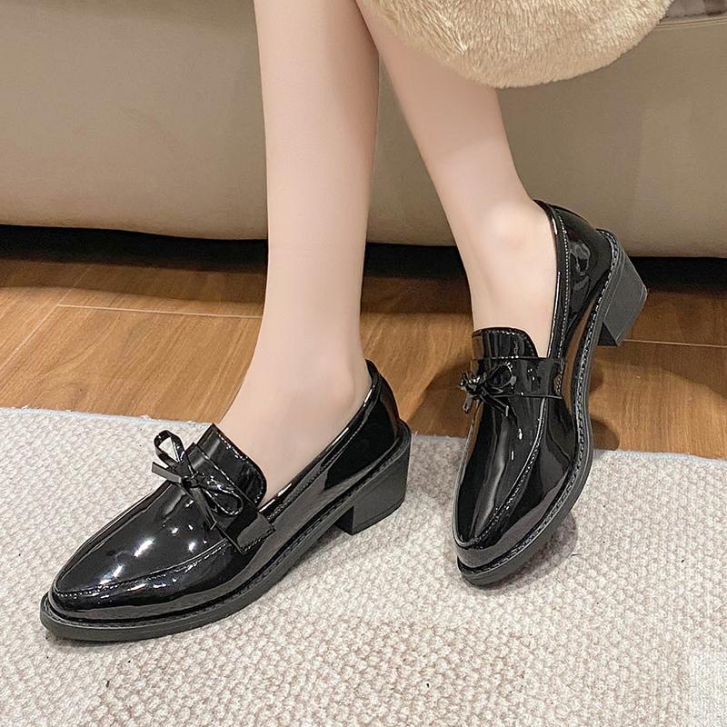 

2025 Женская обувь Лакированная кожа Женские лоферы Британские кисточки Повседневная женская обувь на плоской подошве Бантик Удобная маленькая обувь 36 чёрный