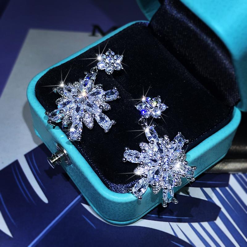 Mode Süße Und Elegante Mikro-Eingefasste Funkelnde Zirkonblumen Silberohrringe Weiblich Koreanische Persönlichkeit Schlichtes Ohr