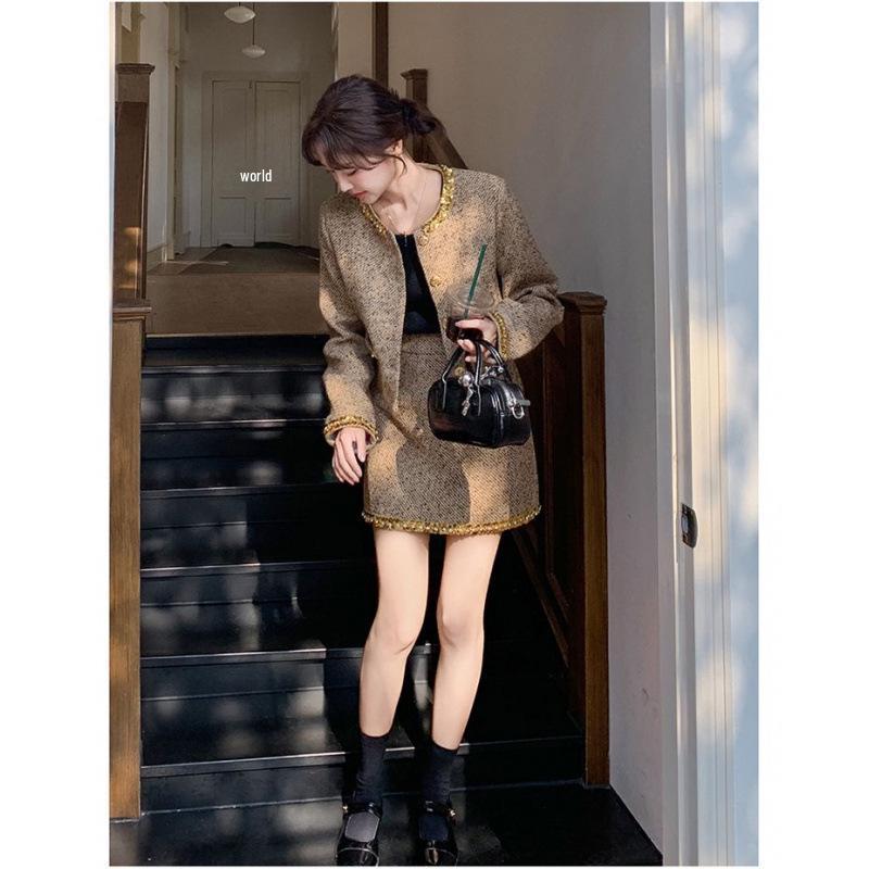Szykowne tweedowe marynarki w kolorze złotym z cekinami i zestaw spódnic z koralikami dla kobiet