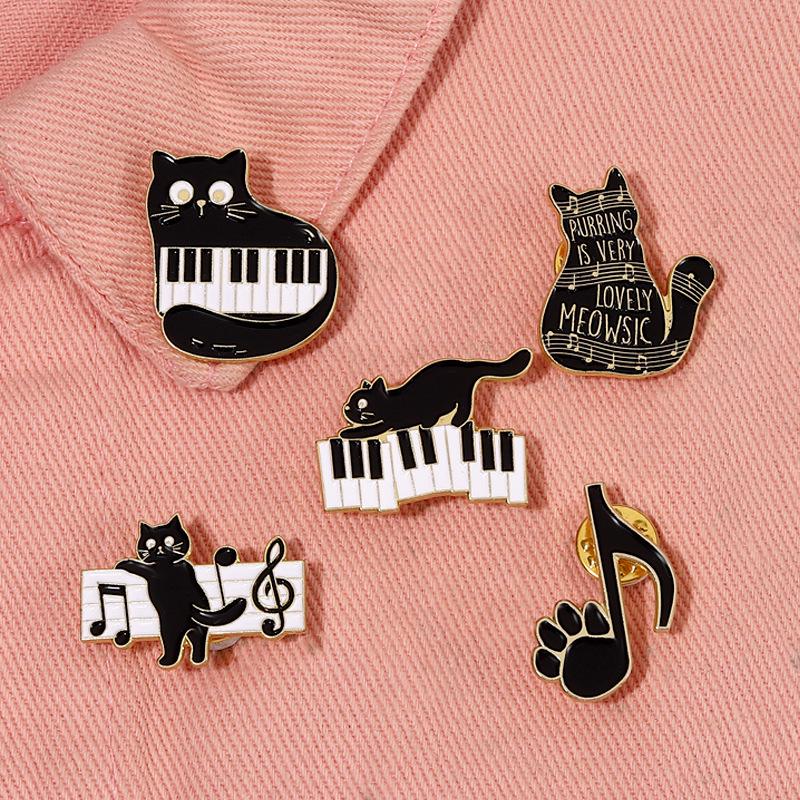 Spilla Gatto Cartone Animato Tasti di Pianoforte Nota Musicale - Accessorio Carino e Versatile