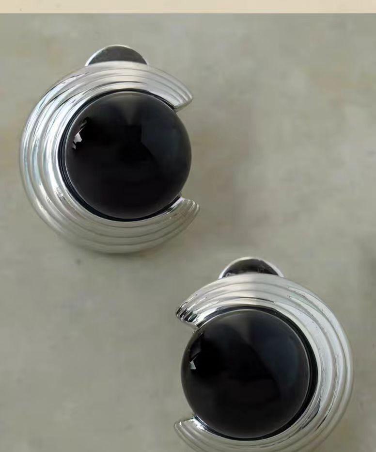 Agate Pendant Necklace: Retro Light Luxury Design for Women