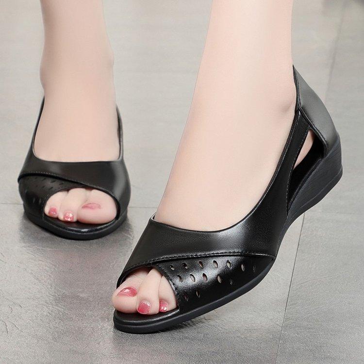 

Summer Soft Sole Mother Sandals Fish Mouth Middle-aged and Elderly Leather Shoes Flat Middle-aged Single Shoes Women s Shoes 40EU/CN41 чорний