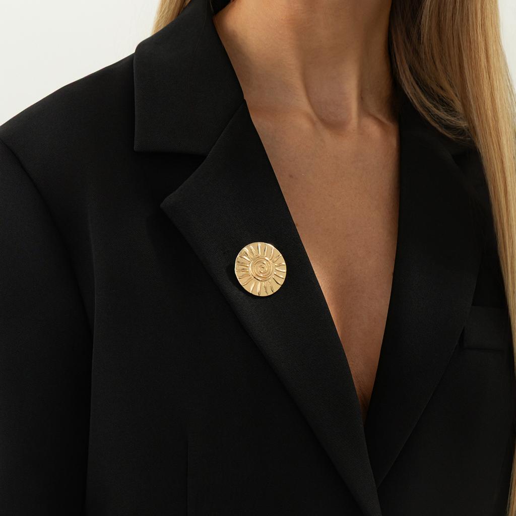 Zveličená nepravidelná kovová plisovaná brož, Módní ozdoba na klopu obleku