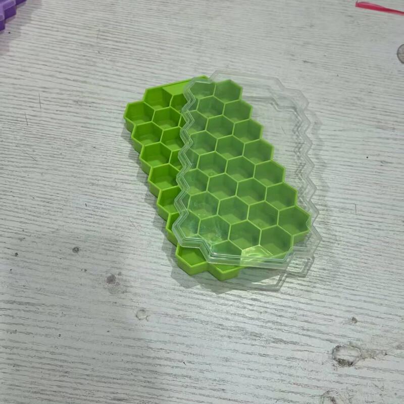 

Lilang Covered Honeycomb Ice Cube Tray
