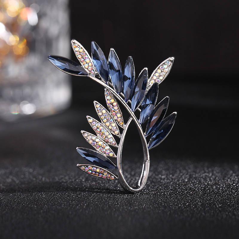 Korean Style Pearl Brooch: Versatile Floral Diamond Pin for Women's Coats