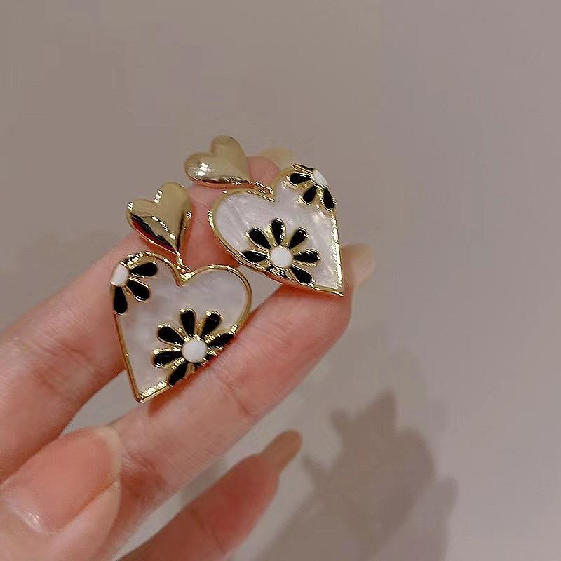 Light Luxury Temperament Design Sense Love Earrings Women's New Stud Earrings Retro High-end Sense Versatile Trendy Earrings