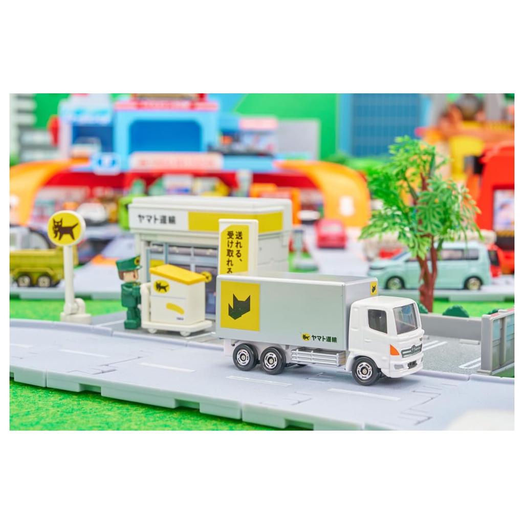Takara Tomy Tomica Tomica Town Yamato Transport Office Delivery Accessories Miniature Car Toy for Ages 3 and Up (Tomica, Person, Included)