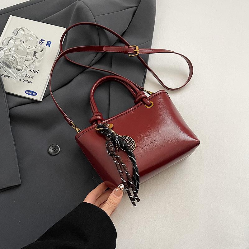Simple and fashionable handbag 2025 winter new retro texture bucket bag solid color shoulder messenger bag