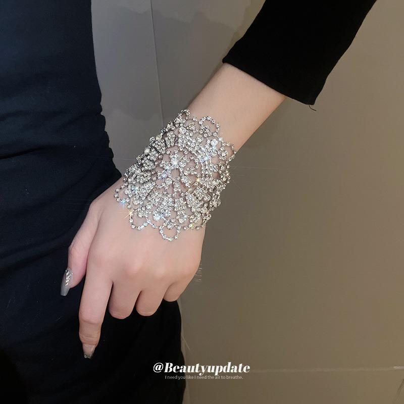 Super Flash Diamond-encrusted Flower, a Multi-wear Bracelet, Fashionable Temperament, Light Luxury Bracelet, Personalized Niche and High-end Jewelry.