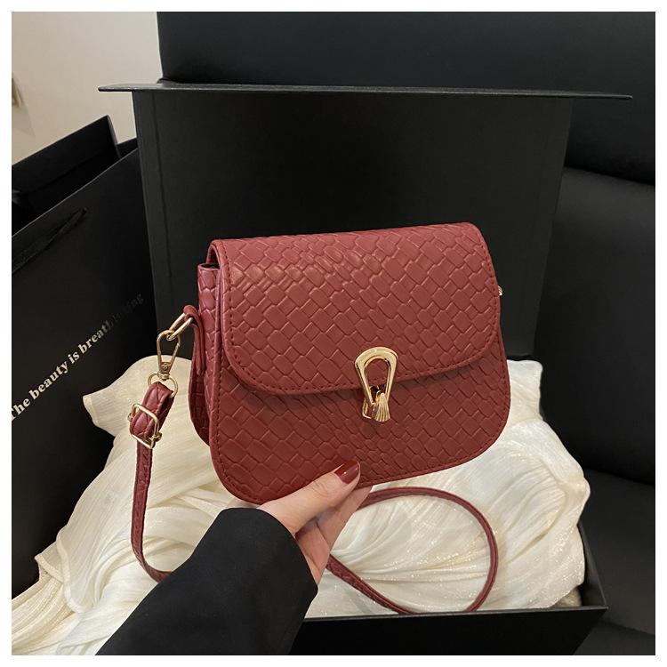 

Сумка женская в иностранном стиле с плетеным узором 2025 лето простая маленькая квадратная сумка модная однотонная ретро-замок на одном плече сумка-мессенджер красный