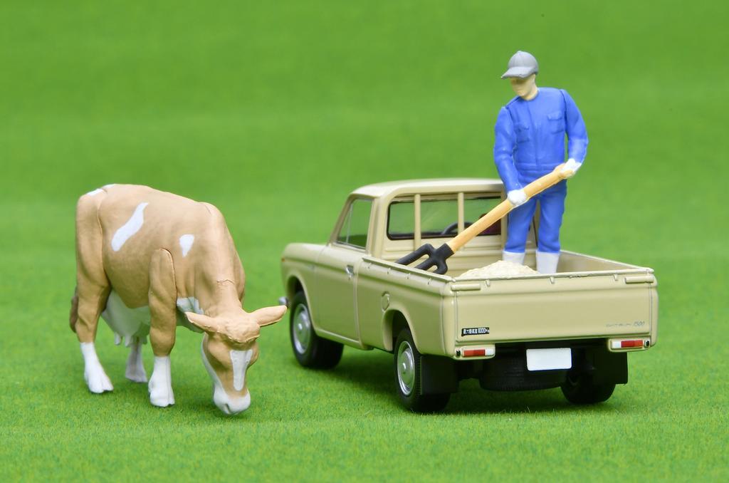 Tomica Limited Vintage 164 LV-195d Datsun 1300 Truck Light Brown with Figure Completed Product