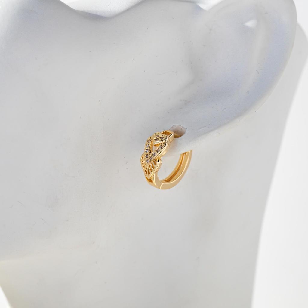 Gold Heart-Shaped Earrings: High-End, European & American Niche Design, Fashionable Metal Clips for Women.