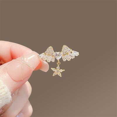 El Broche de Ala Pequeño en Forma de Corazón Irradia un Sentido de Lujo y Es un Cierre de Alta Gama Antiexposición Para Asegurar la Ropa