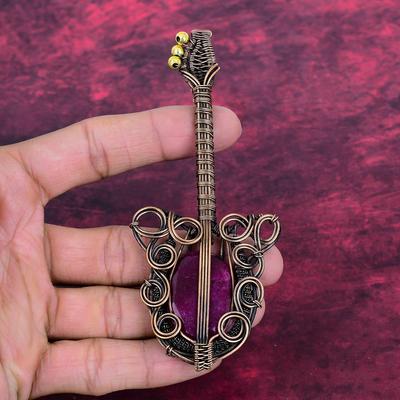 Pendentif Rubis du Cachemire Facetté Fil de Cuivre Enroulé Design Guitare Pendentif
