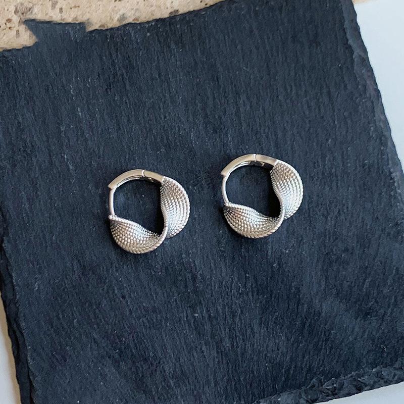 

Ретро серьги-клипсы с текстурой крученого круга, универсальные, простые и элегантные, женская мода, персонализированные серьги, легкая роскошь, высокое чувство
