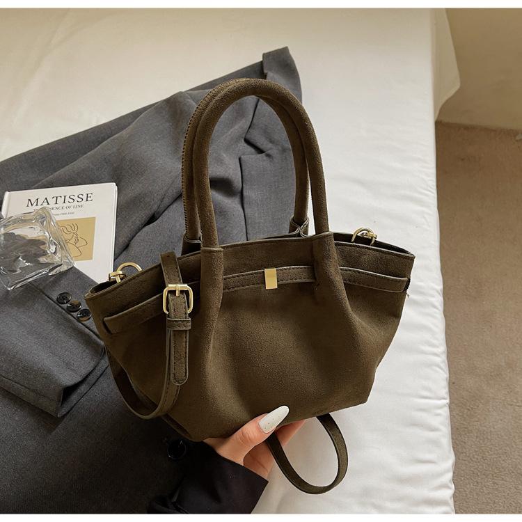 

Korean version of niche matte messenger commuter bag women s 2025 autumn and winter new trendy fashion versatile shoulder bucket bag темно-зелений колір