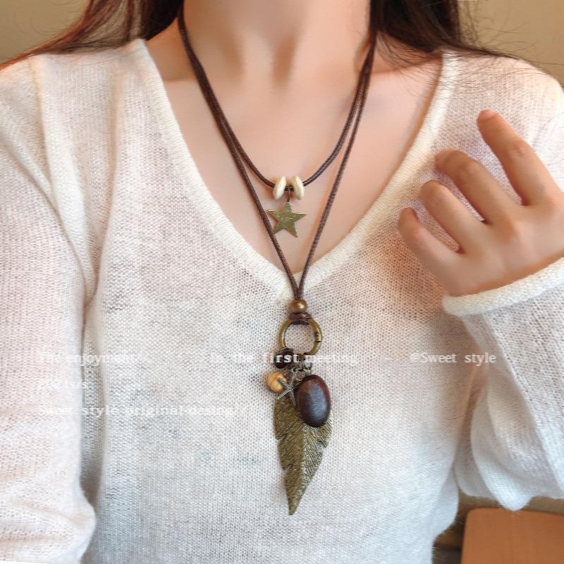 Retro Necklace - Versatile and Unique Long-style Sweater Chain for Women, with A Sophisticated and Simple Design As A Decorative Accessory.