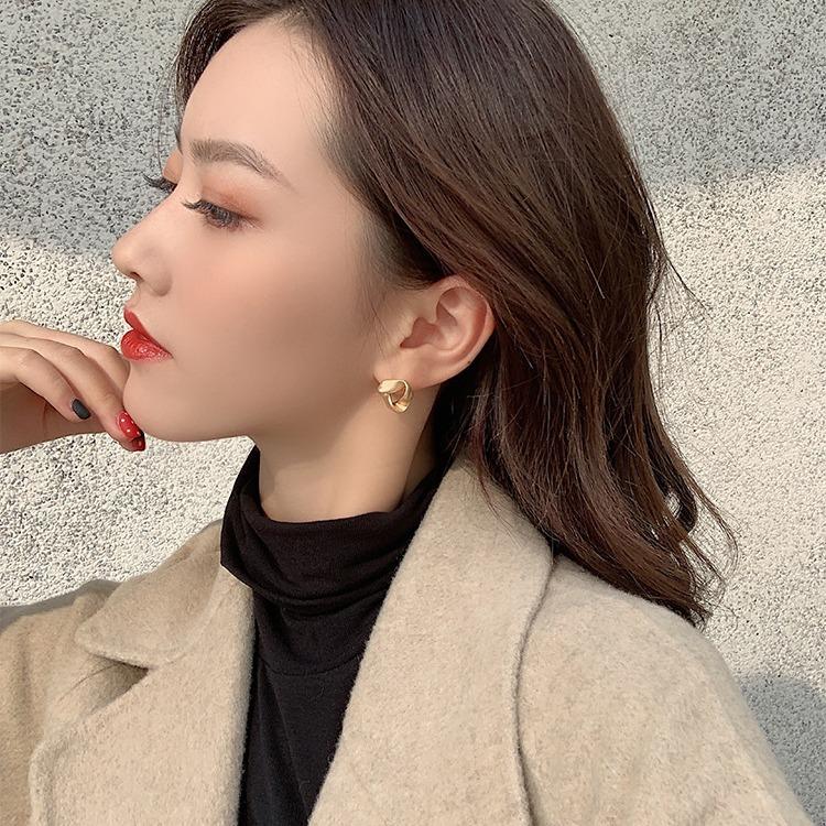 Korea Dongdaemun Golden Stud Earrings Femininity Versatile 925 Silver Needle Earrings Cold Wind Ears